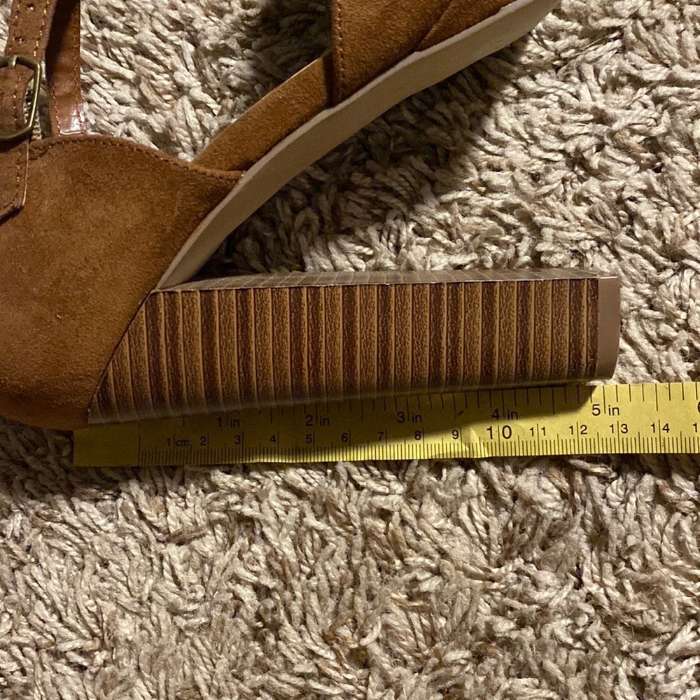 High heeled closed toe camel colored heels - Picture 4 of 5